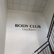 udfræste bogstaver sort 3d body club lisa ravn