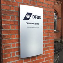 DFDS logistics Facadeskilt sølv med logo